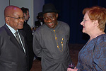 Etelä-Afrikan presidentin Jacob Zuma ja Nigerian virkaatekevä presidentti Goodluck Jonathan keskustelevat presidentti Halosen kanssa. Kuva: Kari Mokko 